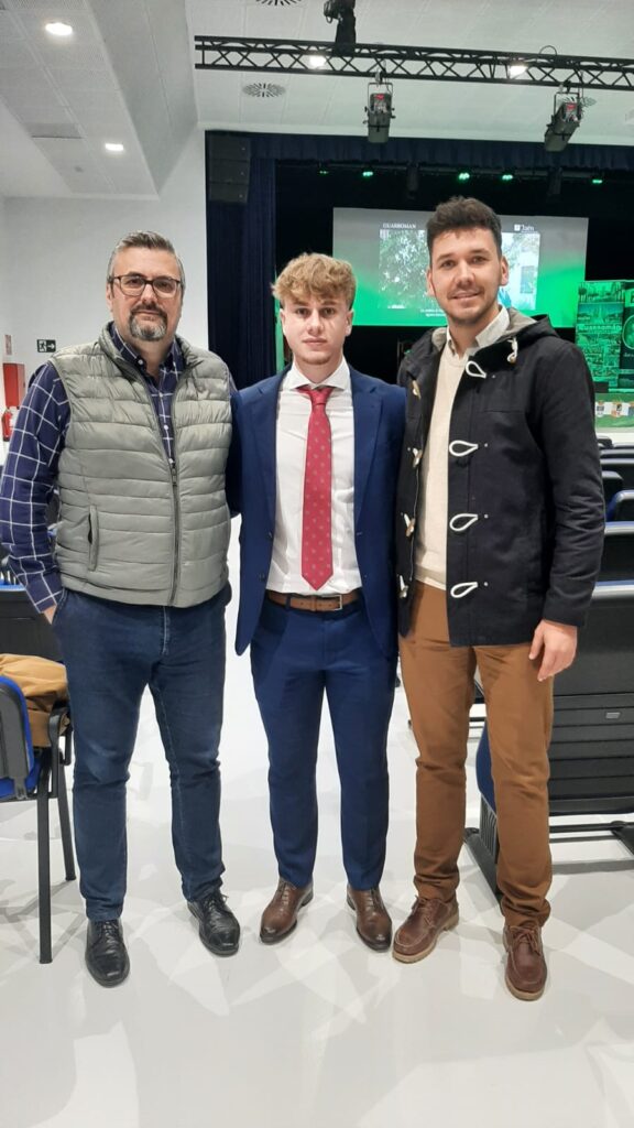 De izquierda a derecha: Rafael Ruiz, concejal de Turismo. Antonio Jesús Pulido, premiado. Víctor Colorado, concejal de Educación.